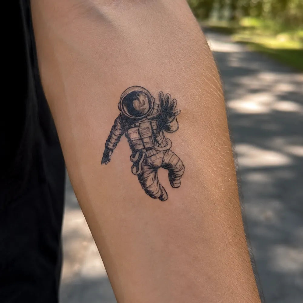 SafeTatt — Floating Astronaut · fotografie tetování na kůži