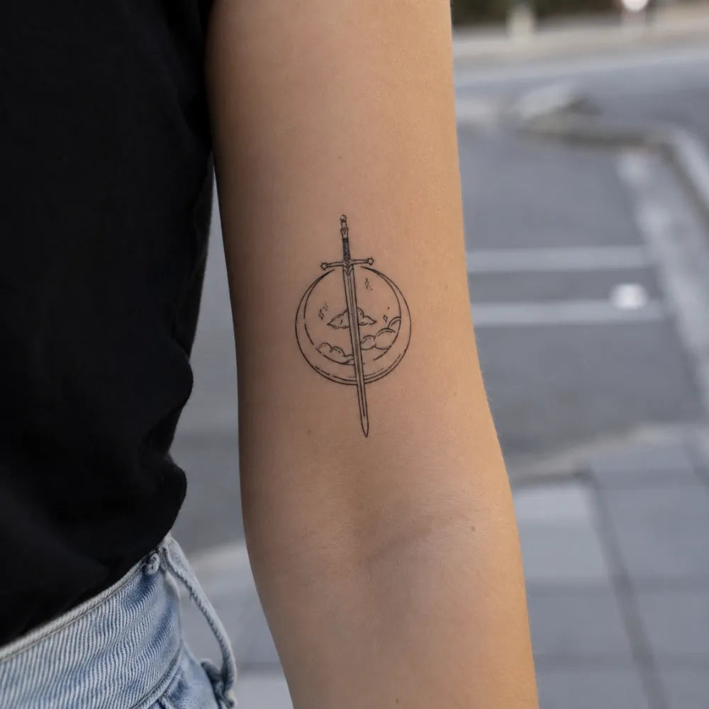SafeTatt — Sword of Balance · fotografie tetování na kůži