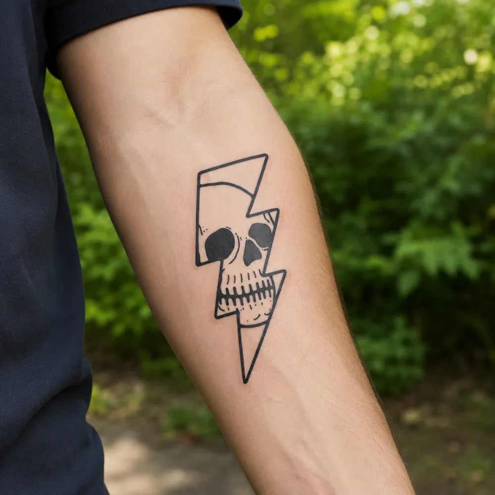 SafeTatt — Skull Bolt · fotografie tetování na kůži